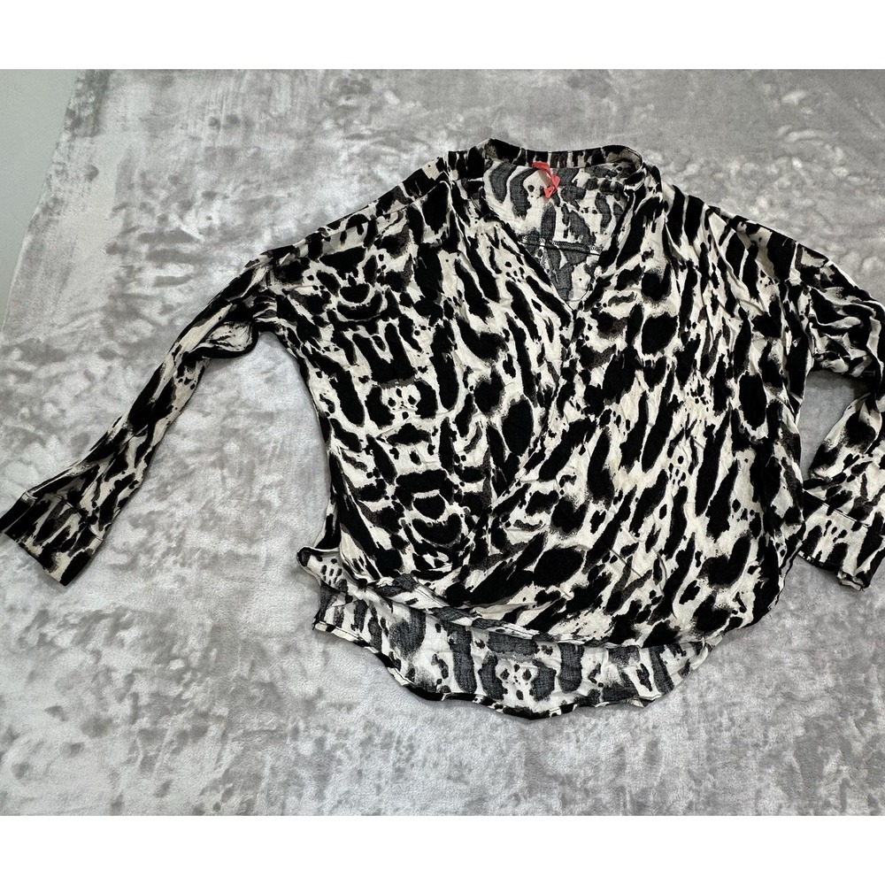Eight Sixty Blouse Women's Size Medium Snake Print Black‎ And White Layover EUC